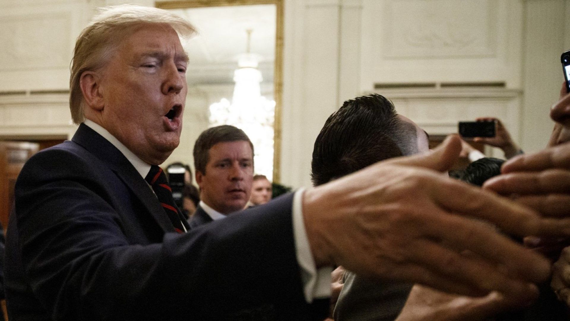 Президентът Доналд Тръмп подпомаган от своя адвокат Рудолф Джулиани се