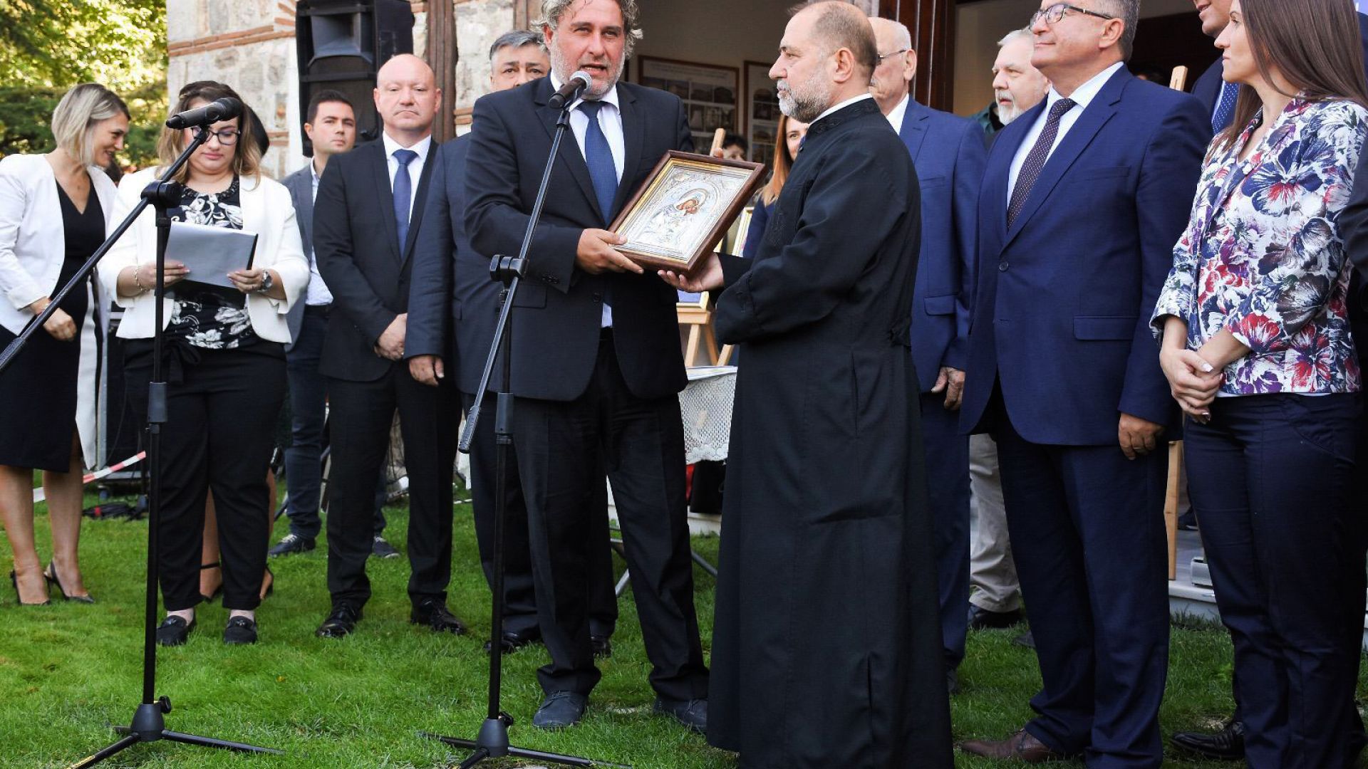 Министър Боил Банов подари атонска икона за храма „Св. св. Константин и Елена” В Одрин 