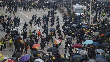Тълпа обкръжи полицаите в Хонконг, те отвърнаха с арести и лютив спрей