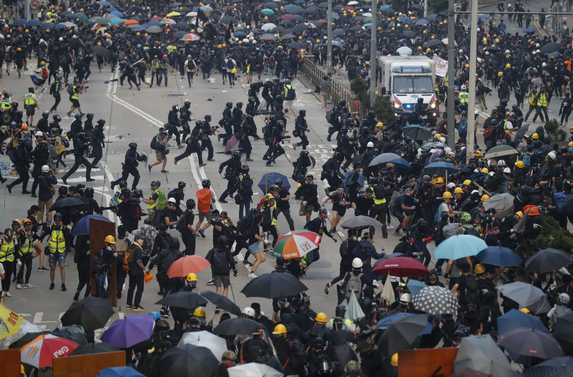 Полицията използва днес лютив спрей и сълзотворен газ срещу демонстранти в търговски район на Хонконг
