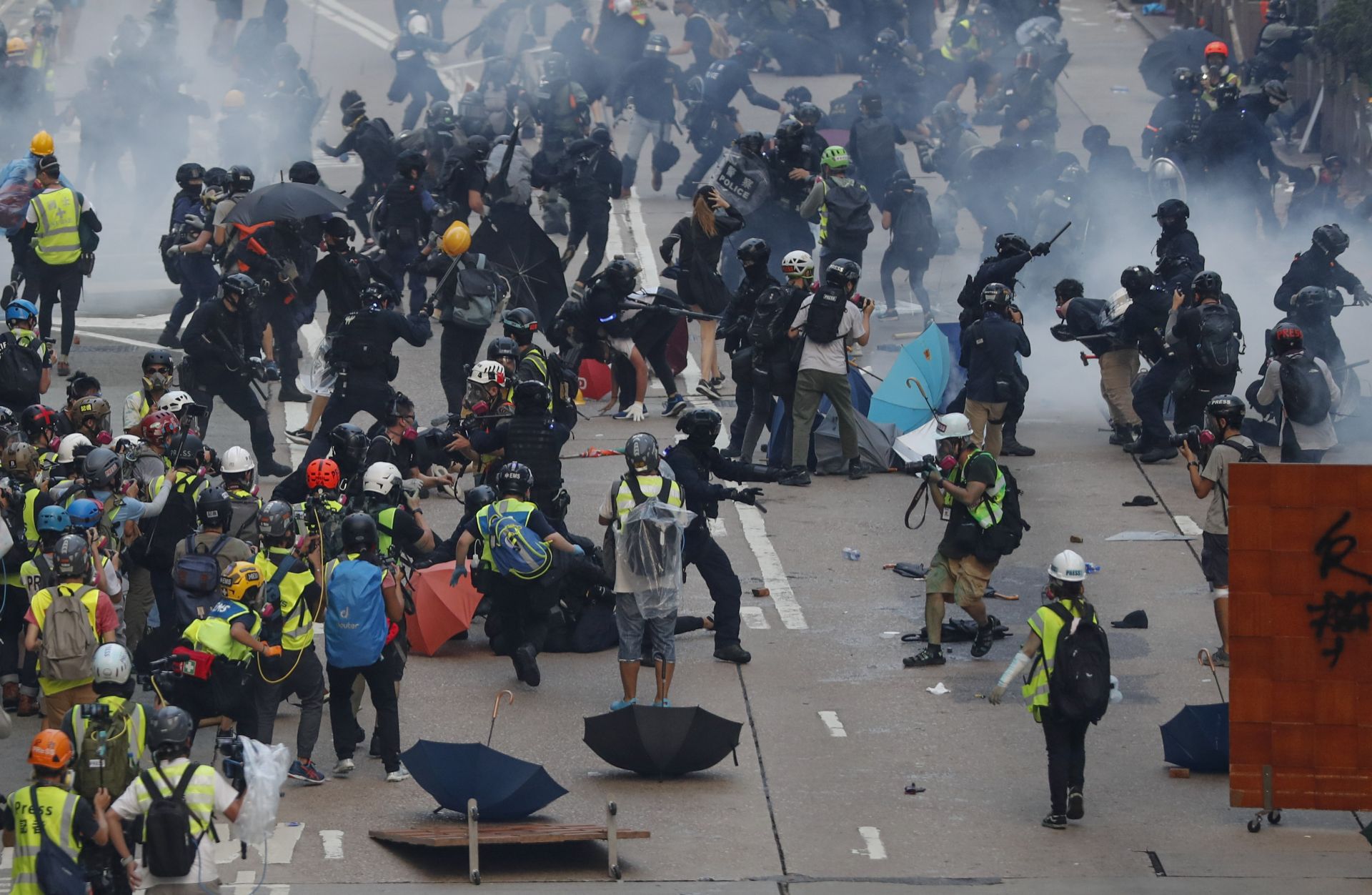 Демонстранти, повечето в черни дрехи и с маски на лицата, издигаха обидни лозунги и хвърляха камъни към полицаите