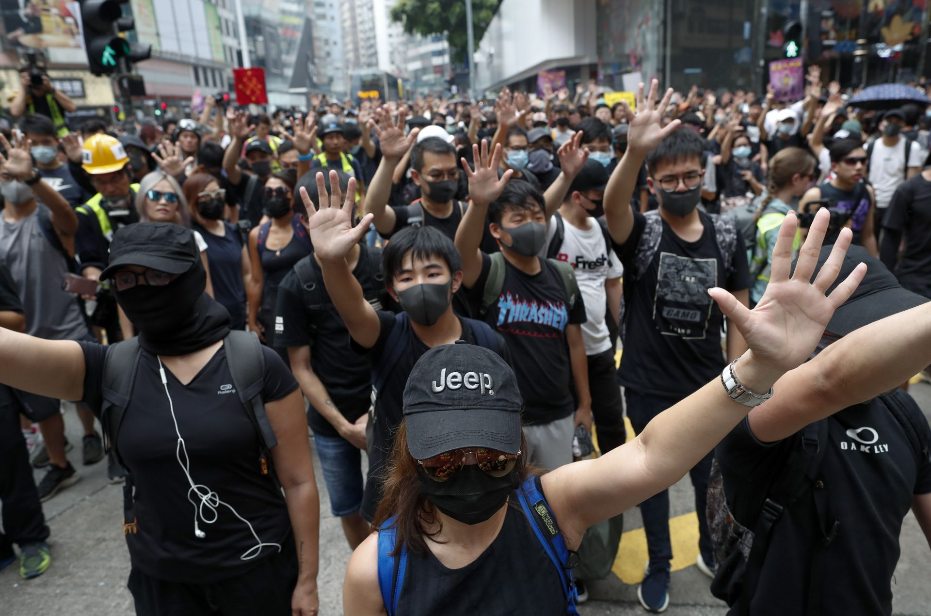 Демонстранти, повечето в черни дрехи и с маски на лицата, издигаха обидни лозунги и хвърляха камъни към полицаитеДемонстранти, повечето в черни дрехи и с маски на лицата, издигаха обидни лозунги и хвърляха камъни към полицаите