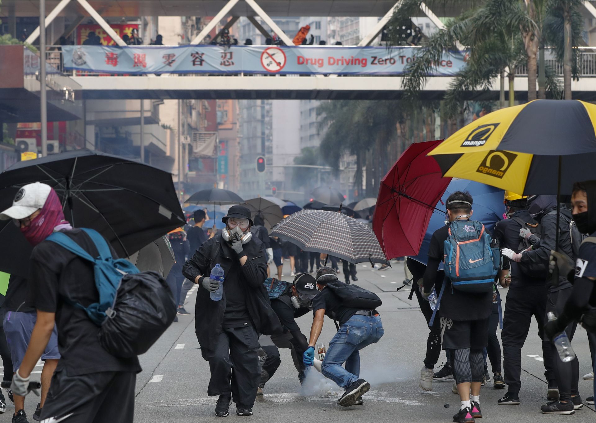 Мирният протест в Хонконг за 5-годишнината от Движението на чадърите прерасна в насилие