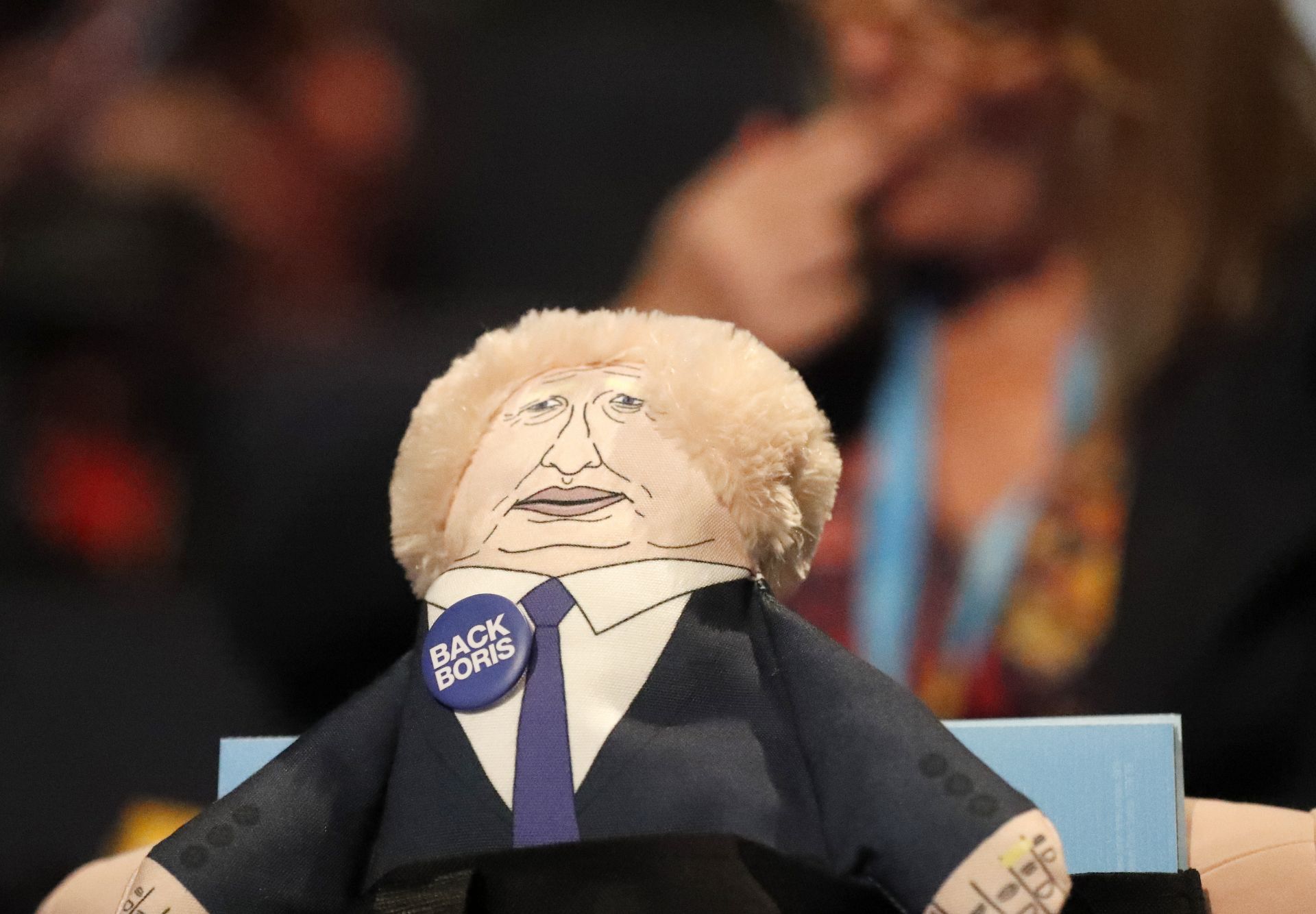Хиляди протестиращи посрещнаха Борис Джонсън с надуваема кукла 