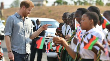 Принц Хари - в Малави, Меган се включи по скайп от Южна Африка