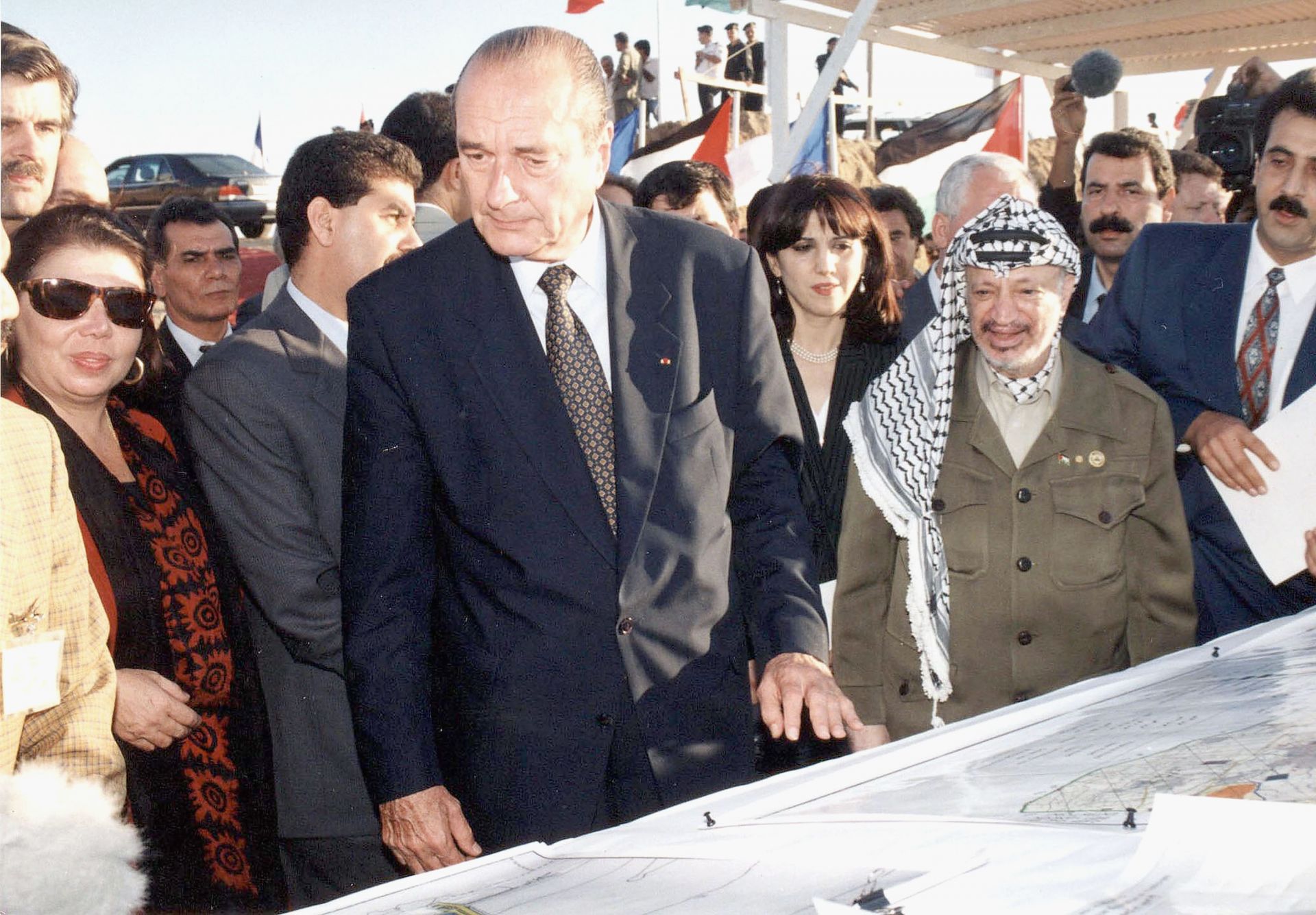През 90-те години на миналия век Жак Ширак изгражда близки контакти с палестинския лидер Ясер Арафат, а това го превръща в герой за мнозина араби