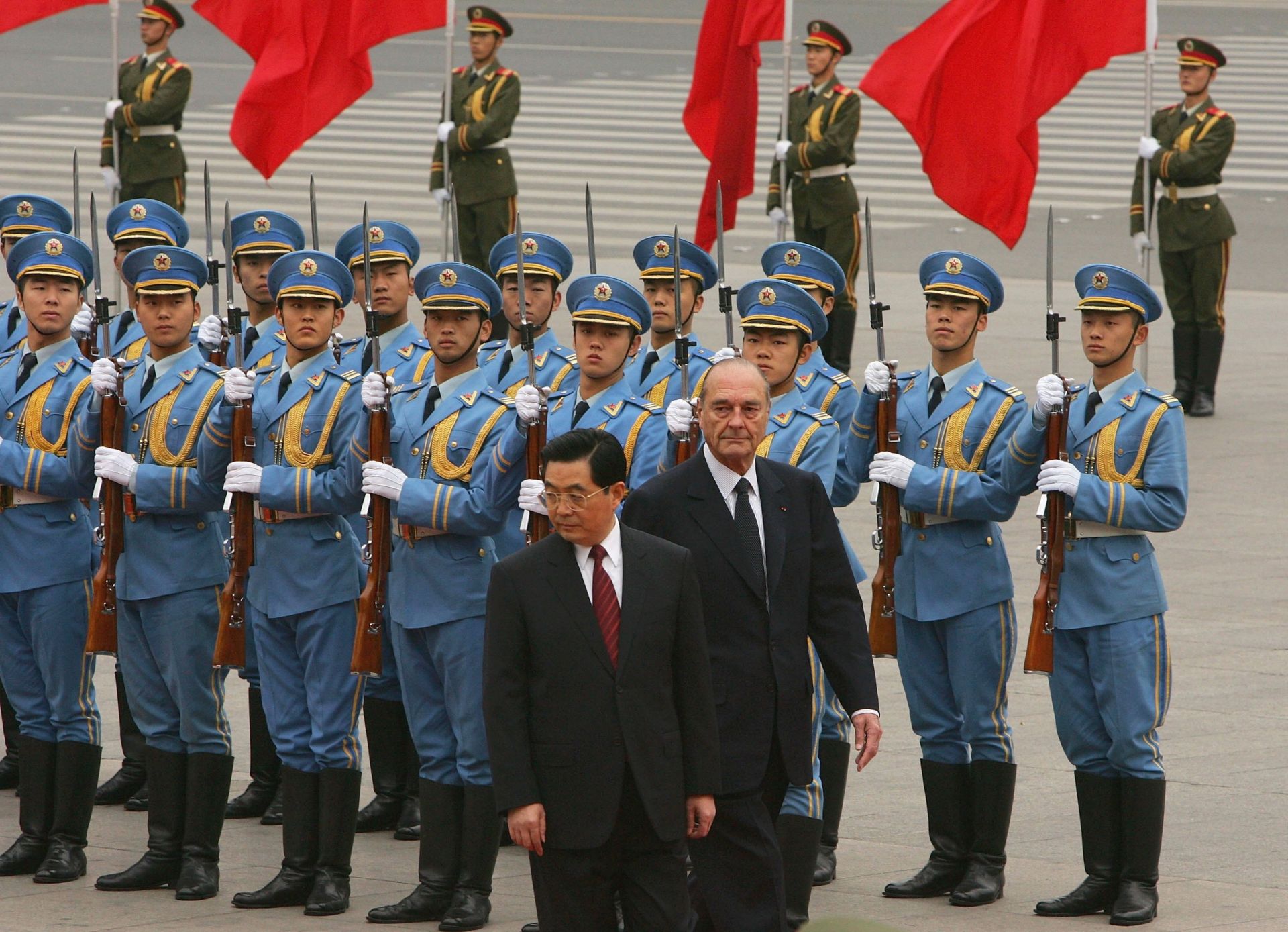 Ширак подписва договори за милиарди при посещението си в Китай през 2006 г.