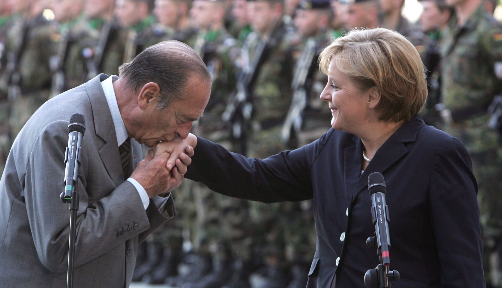 Ширак целува ръката на Меркел малко след встъпването ѝ в длъжност - 2005 г.