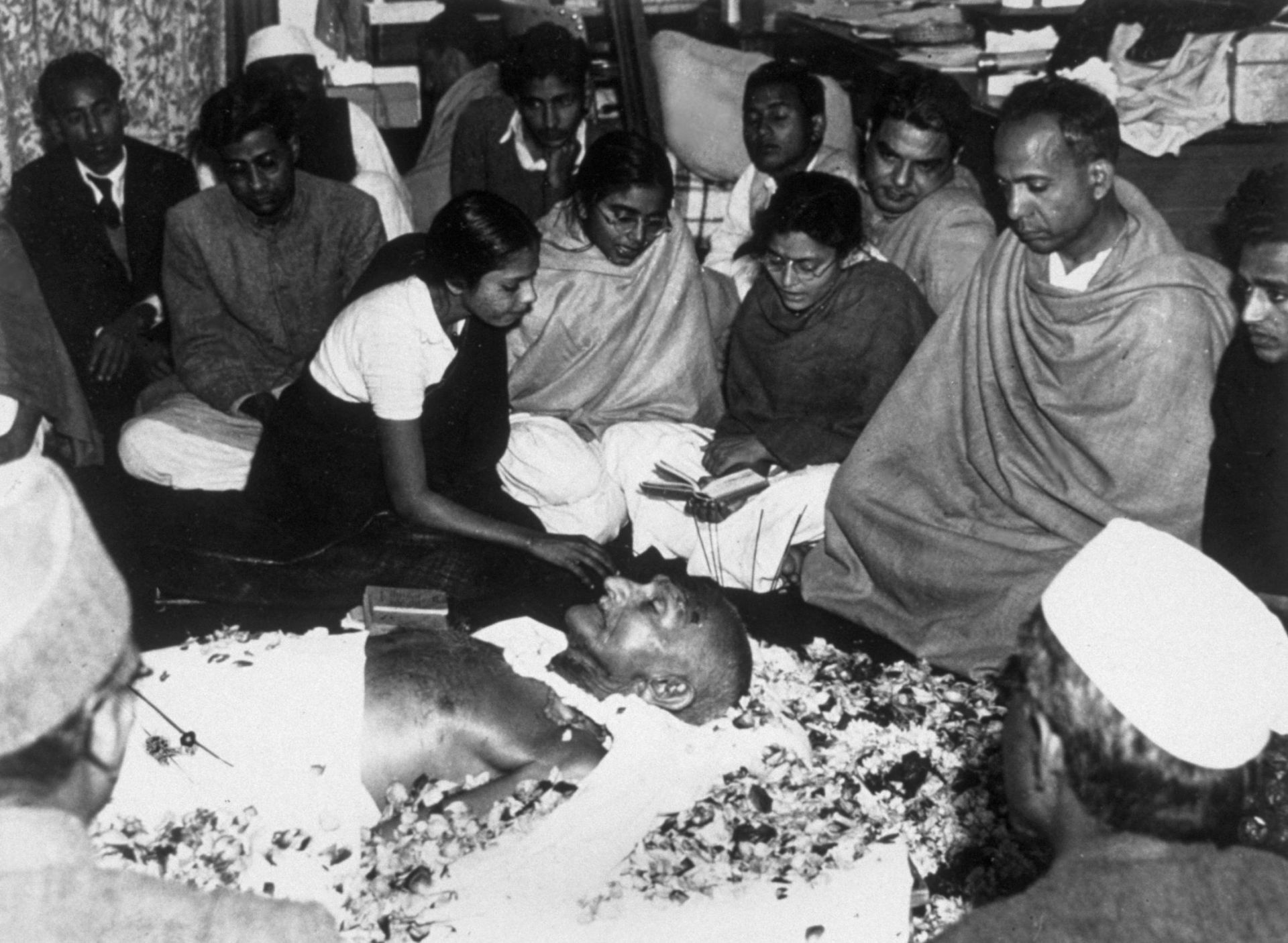 Махатма Ганди е застрелян на 30 януари 1948 г.