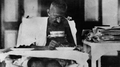  Преди 150 година се ражда Махатма Ганди, който промени света (снимки) 