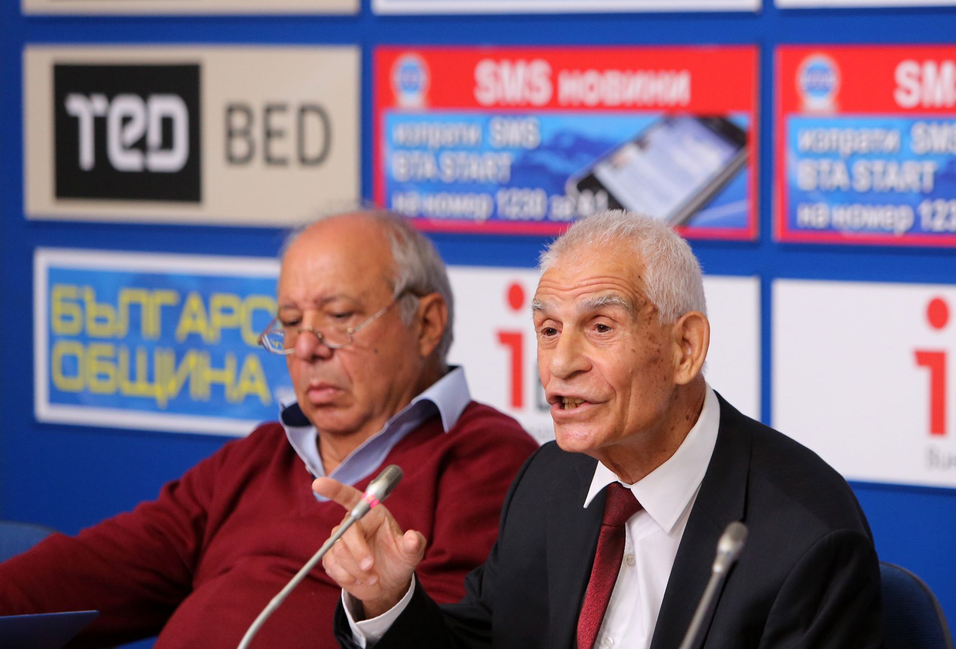  Проф. д.ик.н. Ангел Димов (вдясно)- ръководител на Социалистическа партия 