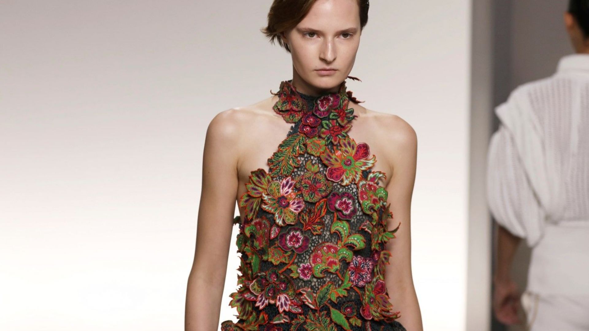 Givenchy заложи на обемите и флоралните мотиви в Париж