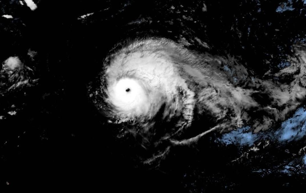 В момента мощният ураган Лоренцо е в най-силната, пета категория, и ще атакува "крепостта на врага" -Азорските острови, седалището на Азорския антициклон
