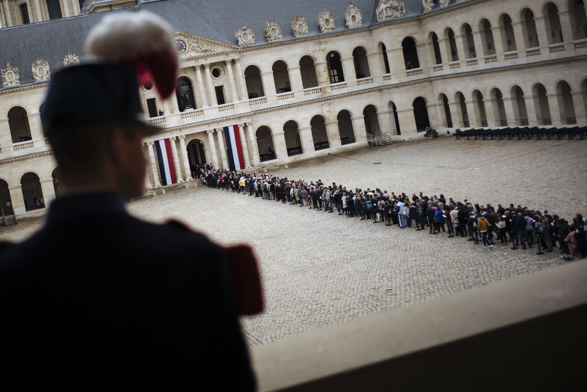 Стотици французи се прощават с Жак Ширак