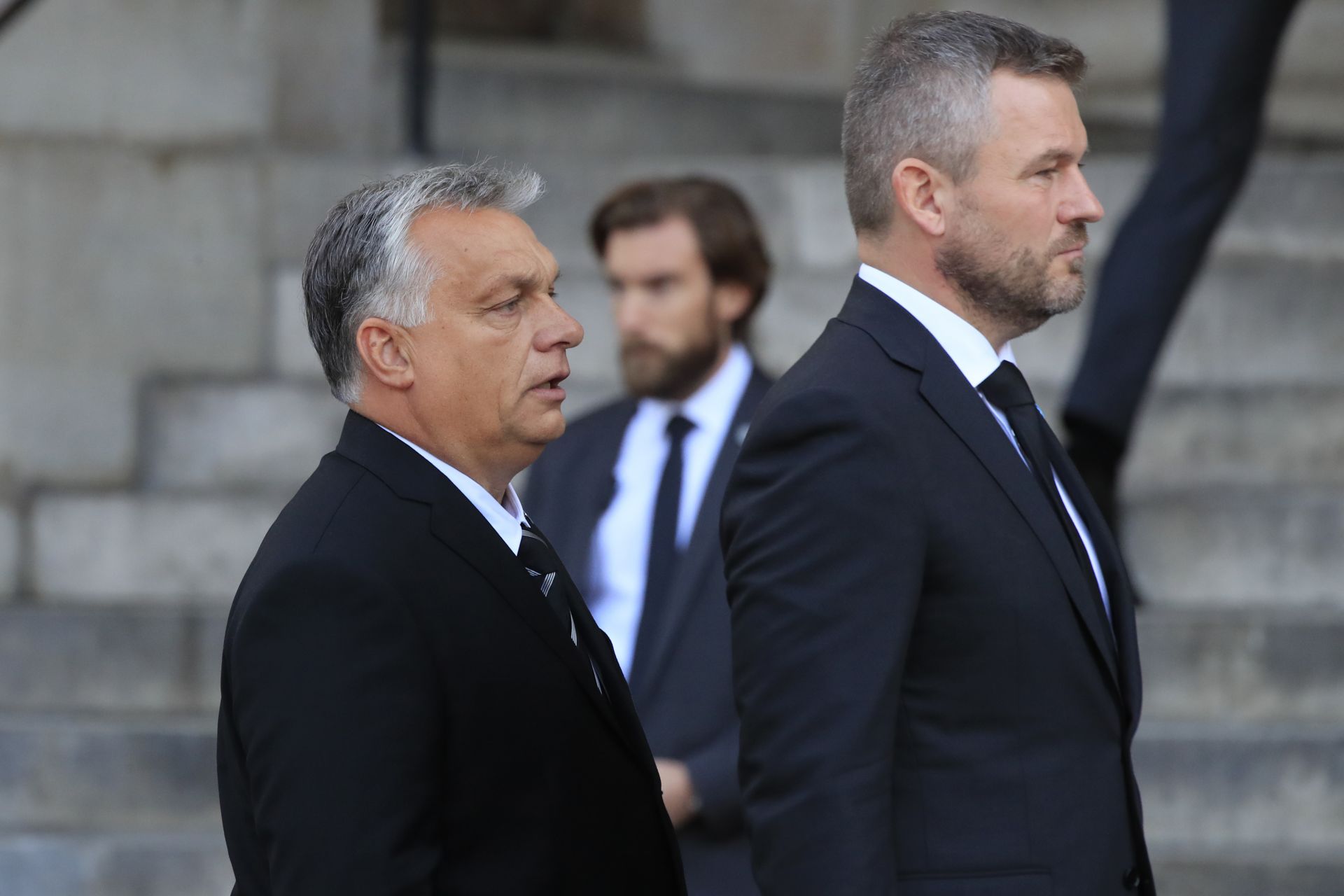 Унгарският премиер Виктор Орбан, вляво, пристига в църквата 
