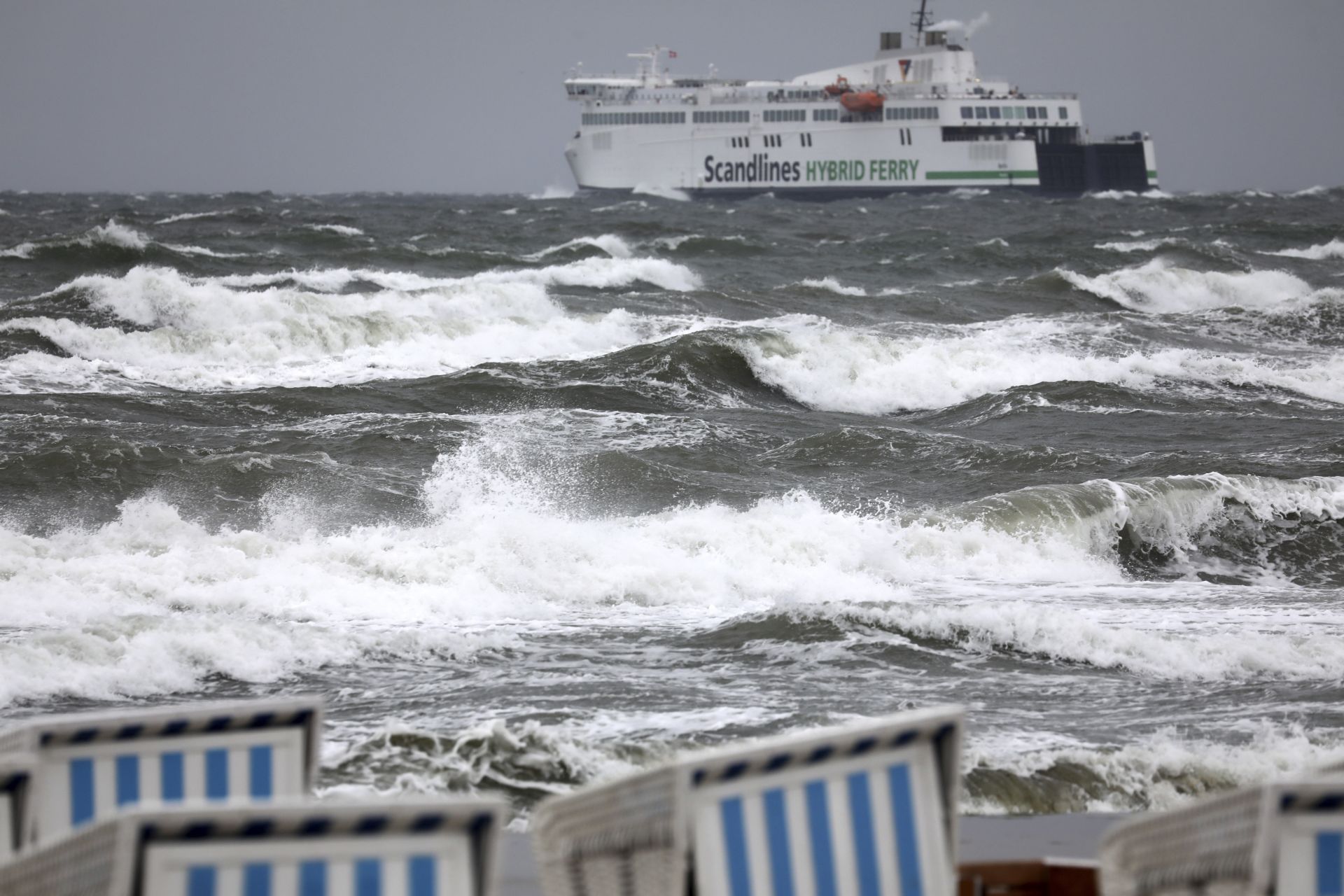 Ферибот напуска пристанището при високи вълни в Балтийско море в Източна Германия