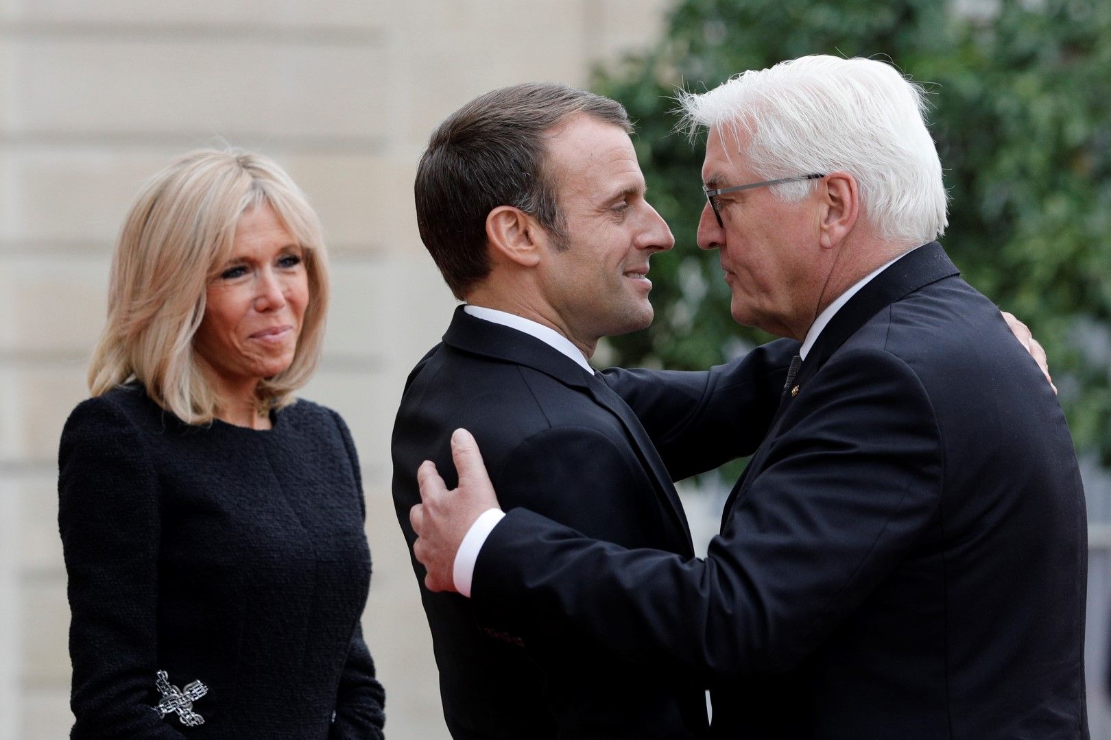 Брижит и Еманюел Макрон посрещат Франк-Валтер Щайнмайер в Елисейския дворец за приема в памет на Жак Ширак