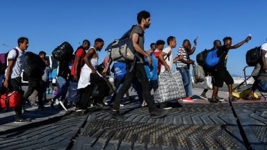 Продължава прехвърлянето на мигранти от островите на континентална Гърция