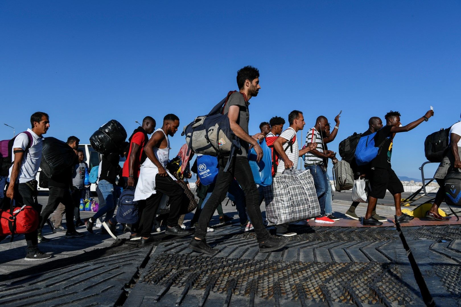 Мигранти напускат остров Лезбос в посока Пирея, 30 септември