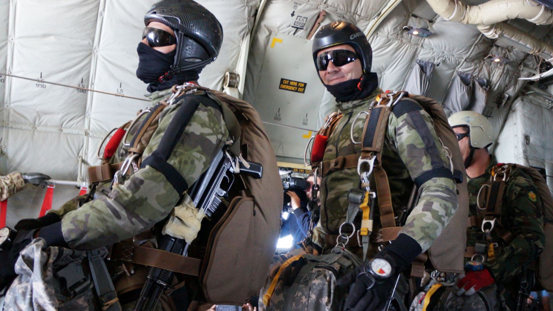 На летище Чешнегирово край Пловдив приключи курса на инструктори парашутисти от