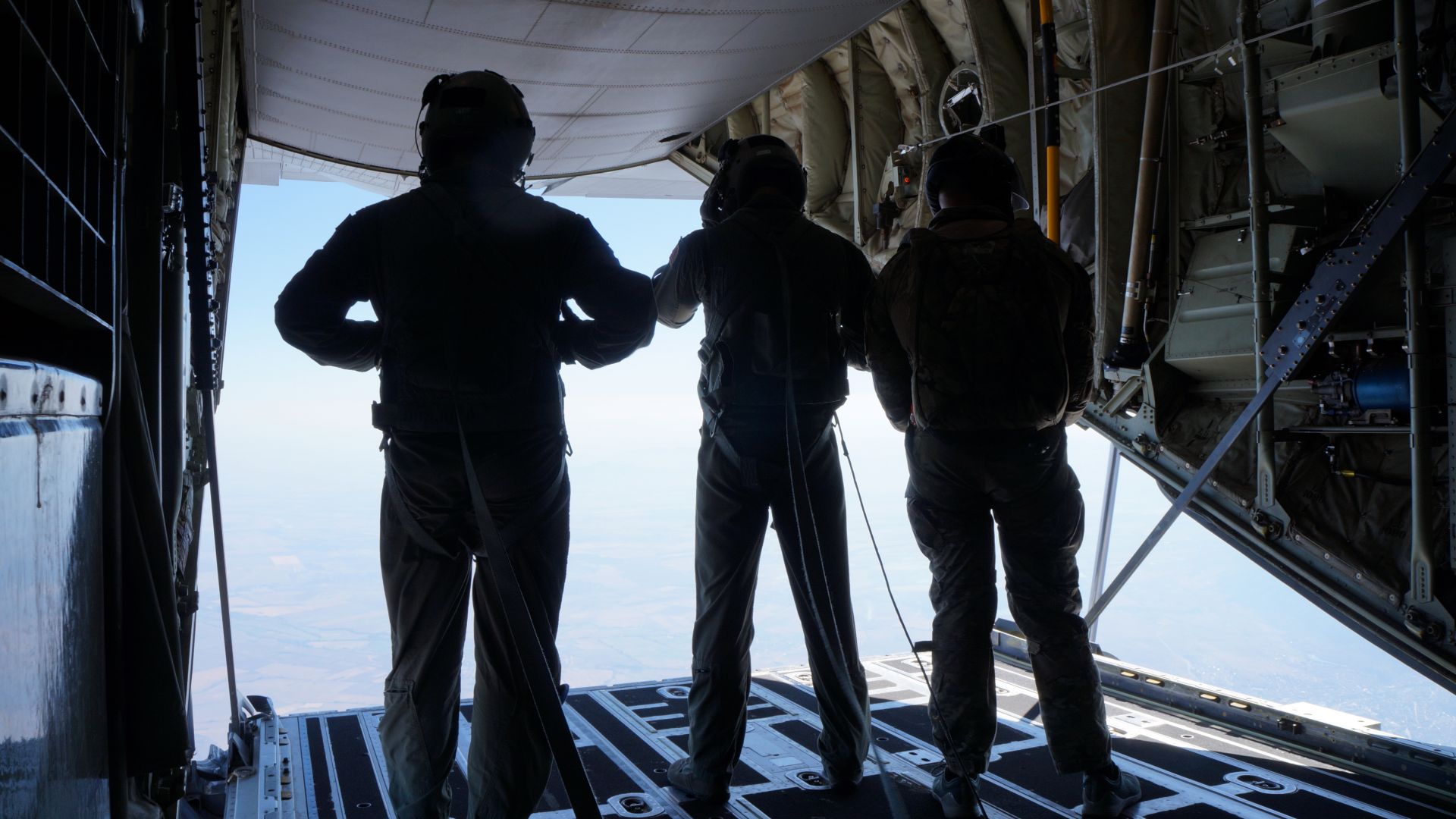 На летище Чешнегирово край Пловдив приключи курса на инструктори парашутисти от