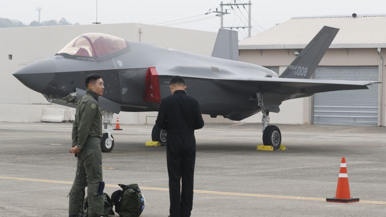Южна Корея показа за пръв път изтребителите си F-35