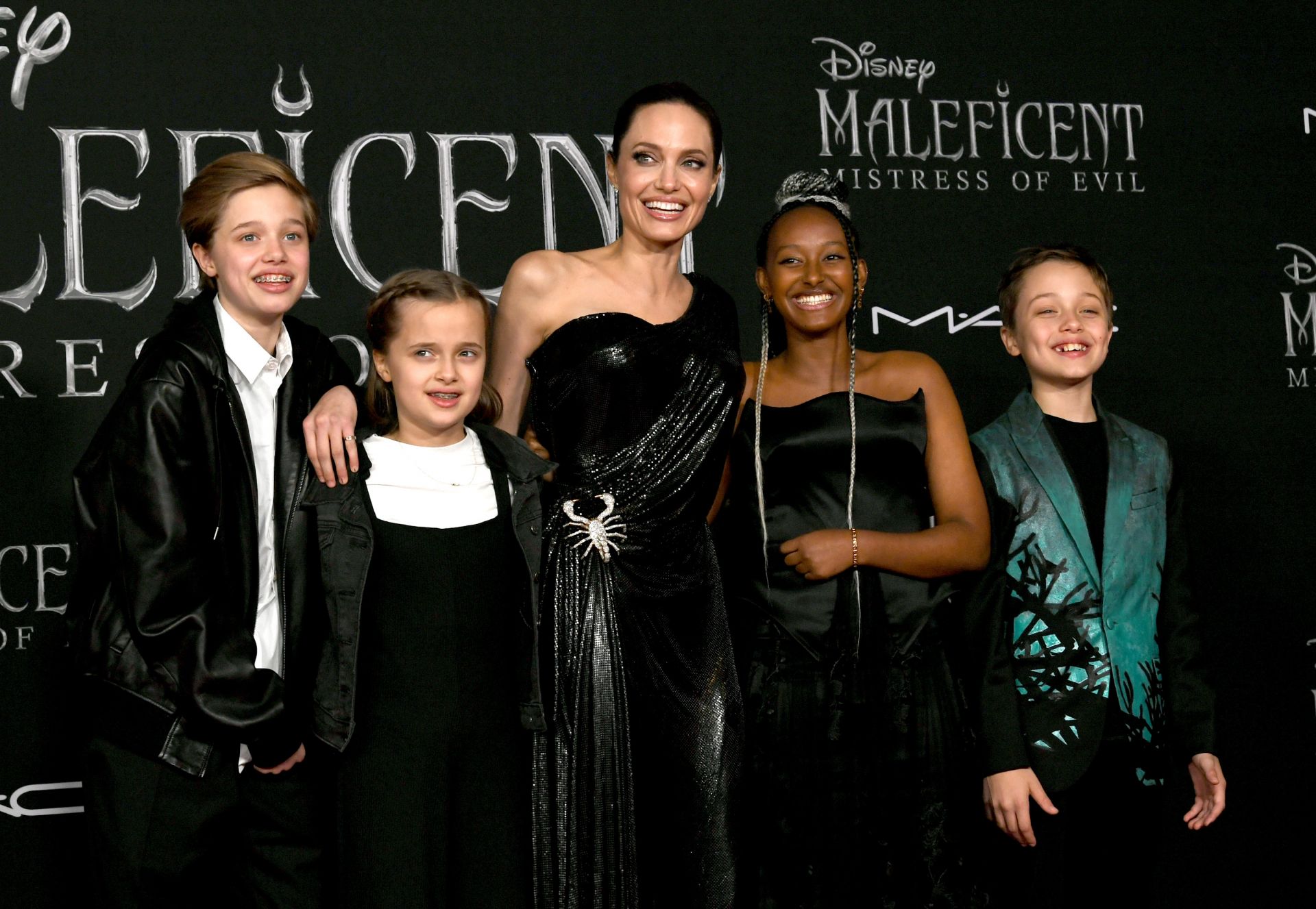 Анджелина Джоли с четири от децата си