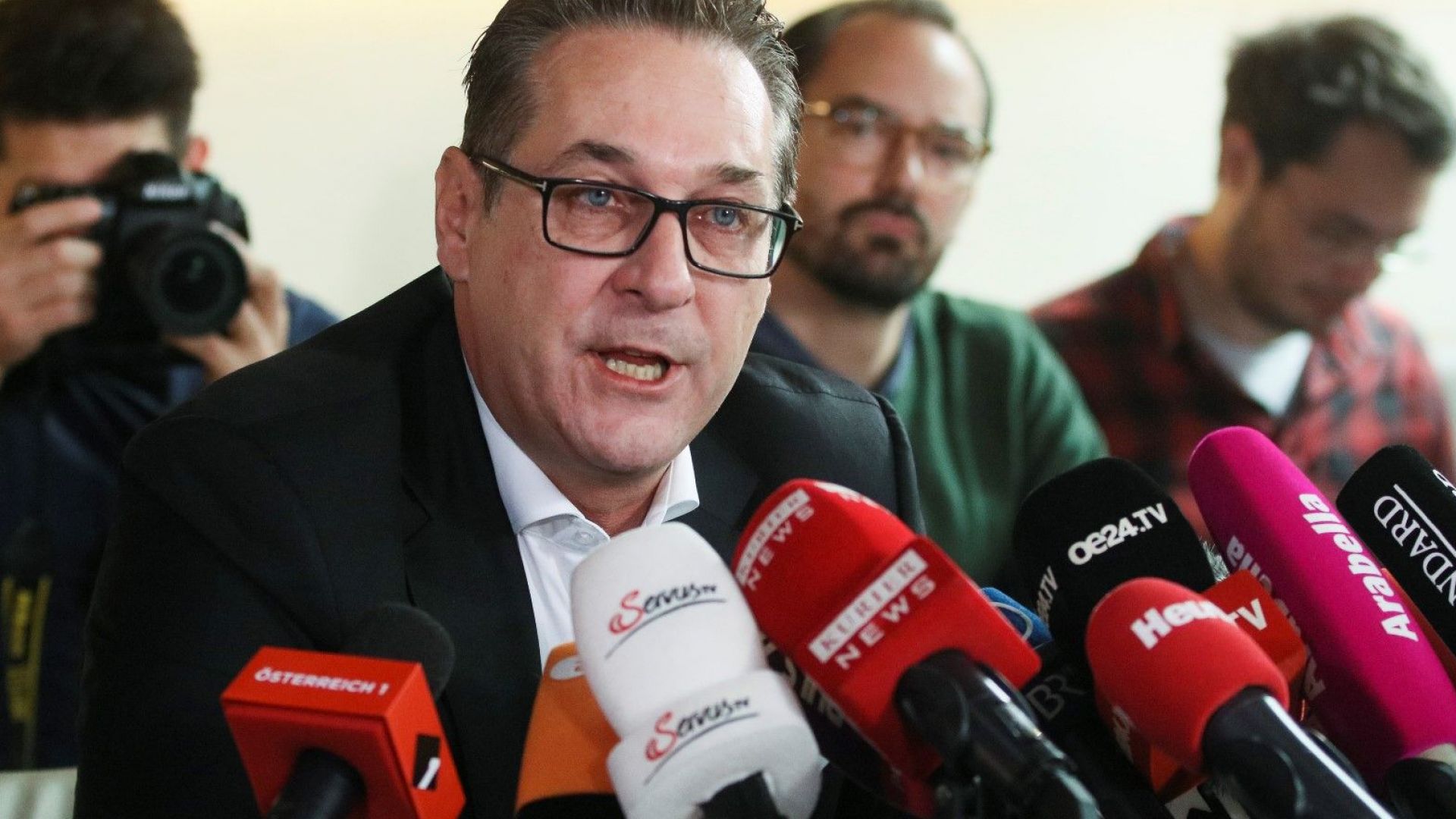 Хайнц Кристиан Щрахе бившият австрийски вицеканцлер който беше в центъра