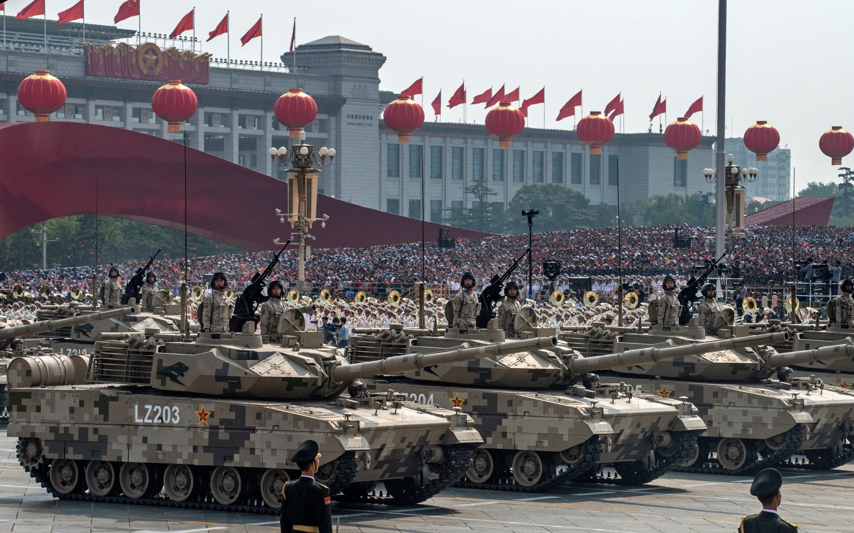 Войници преминават върху танкове на площад Тянанмън в Пекин в парада по случай 70-годишнината от основаването на Китайската народна република (1949 г.), 1 октомври 2019 г.