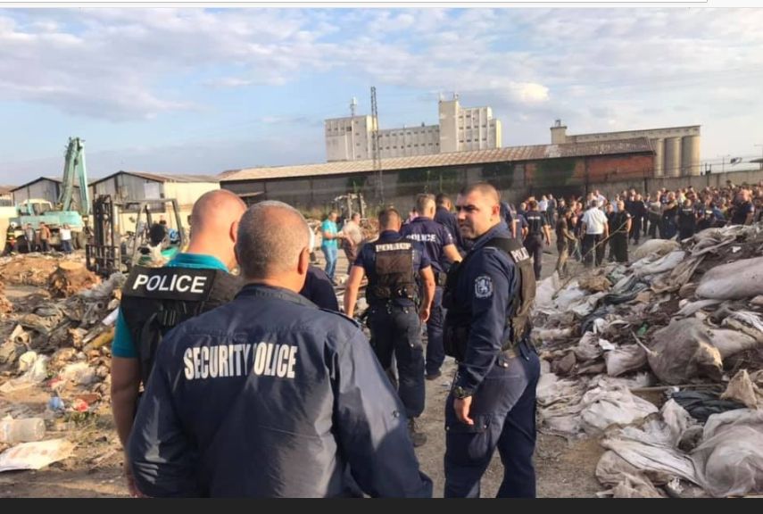 Жена е загинала, след като камион за смет, гондола, се обърна на сметището до ромския квартал "Надежда" в Сливен и я затисна
