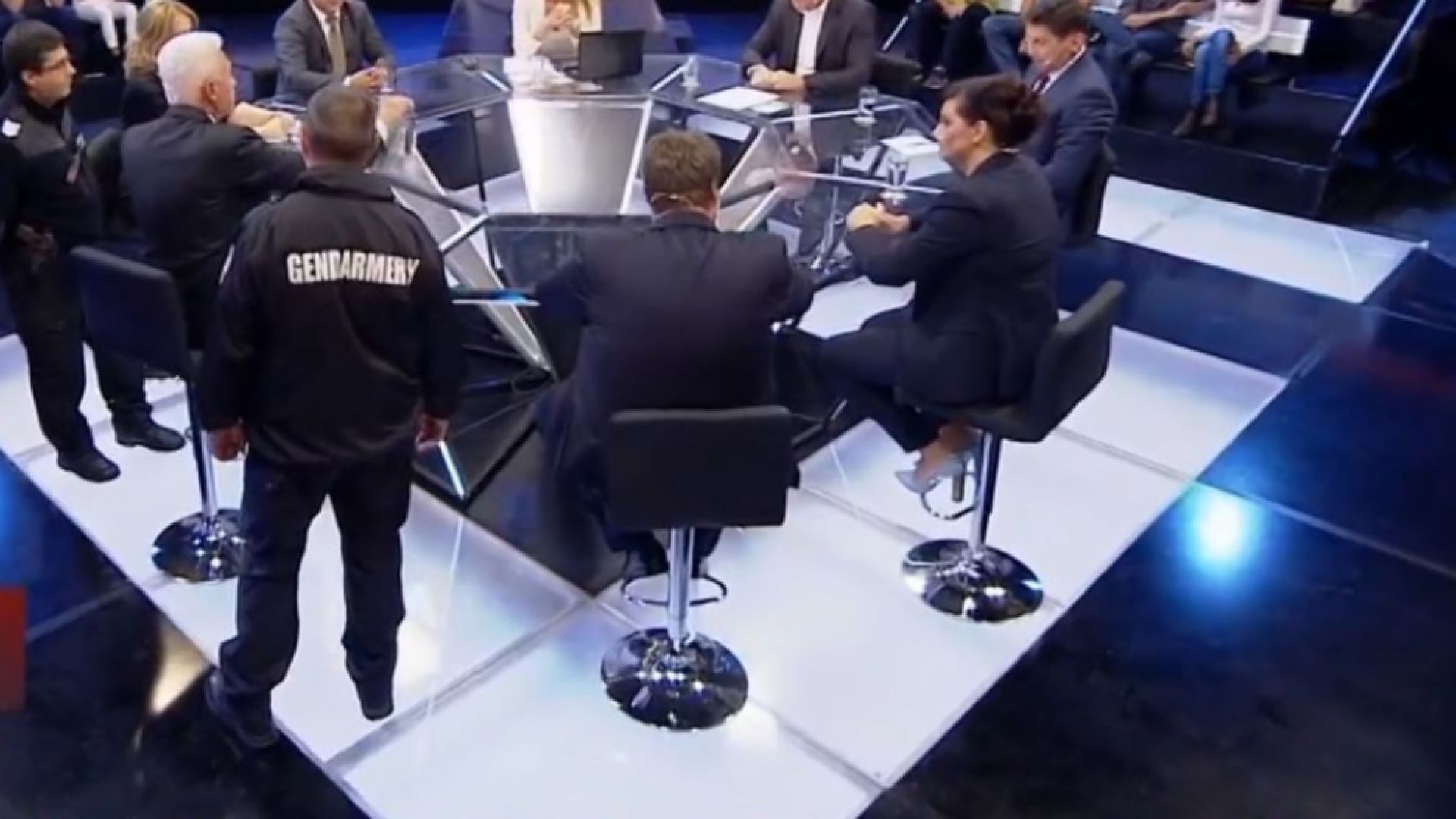 Волен Сидеров беше изгонен с полиция от студиото на Референдум