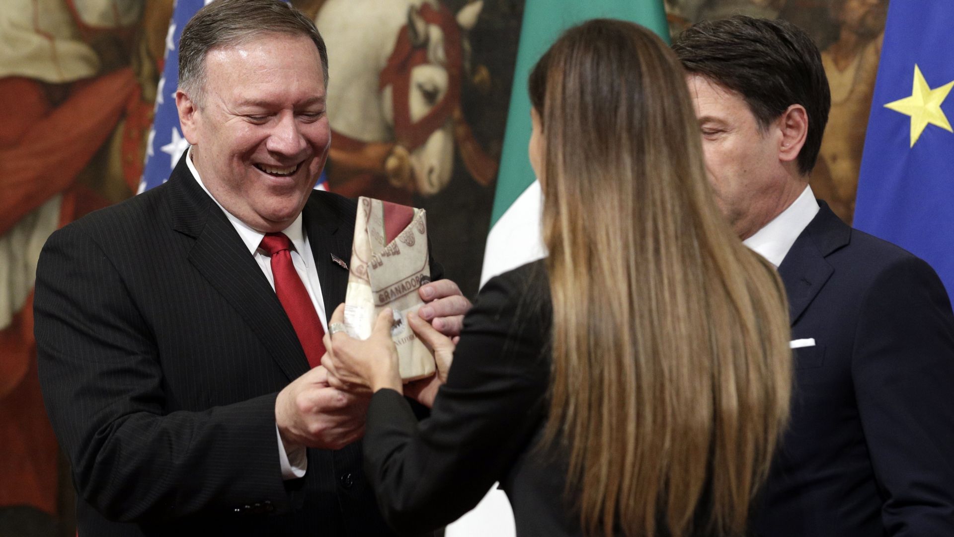 Италианска телевизионна журналистка подари на американския държавен секретар Майк Помпейо