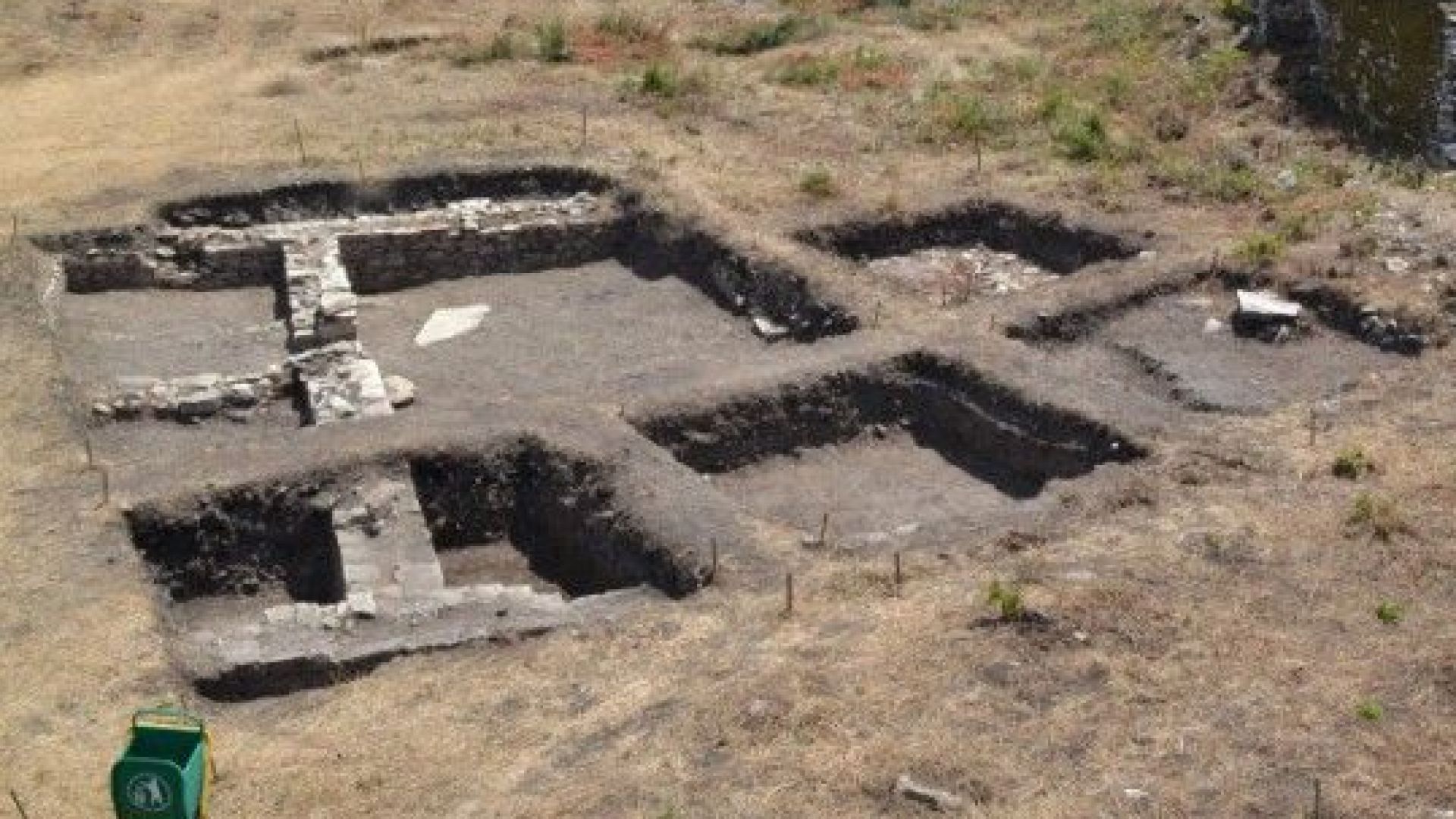 Четири могили и малко селище са проучени при спасителните разкопки