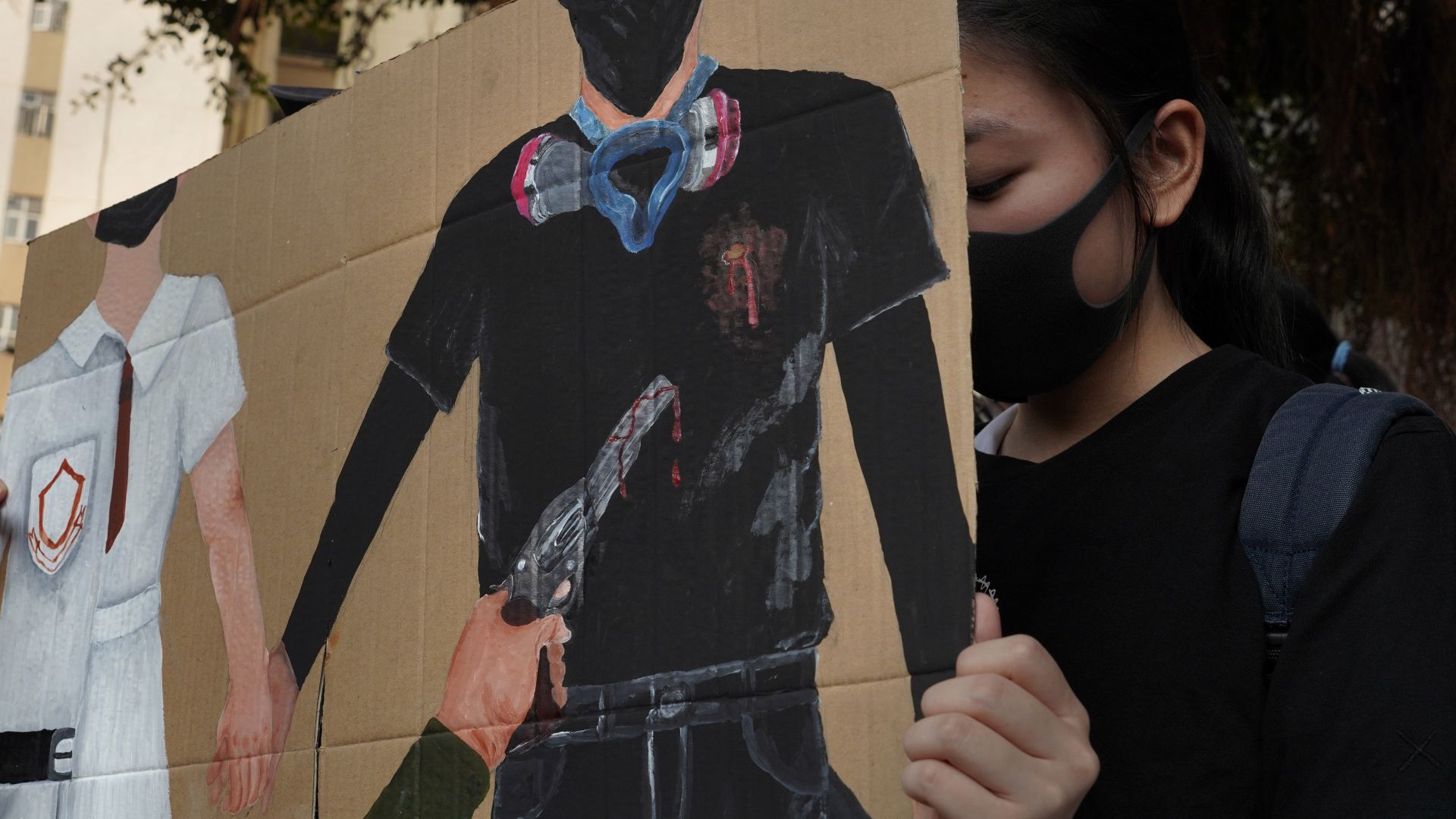 Стотици жители на Хонконг се събраха тази сутрин пред училището