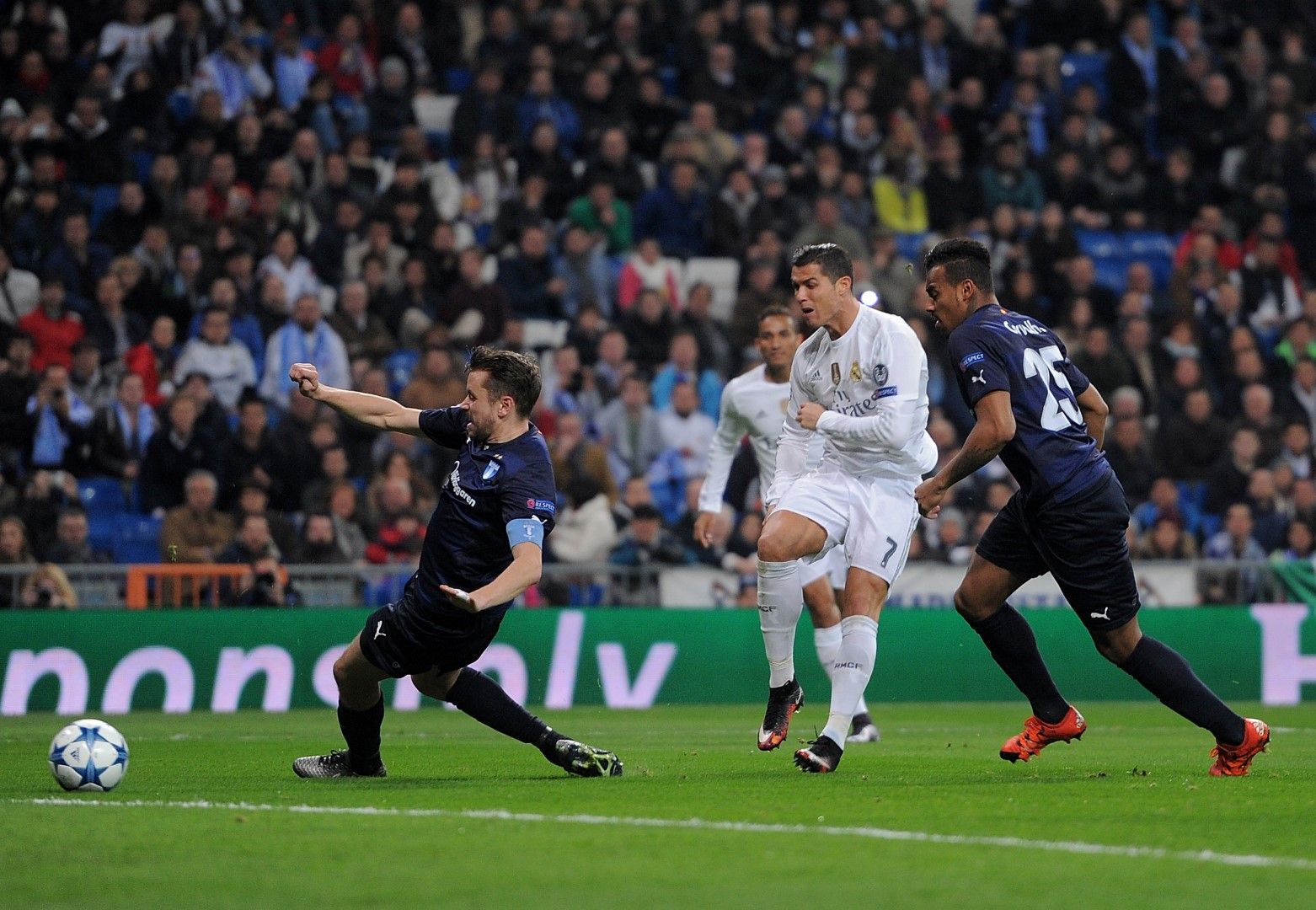 Роналдо бележи отново - Малмьо получава осем гола на "Сантяго Бернабеу" през 2015 г.