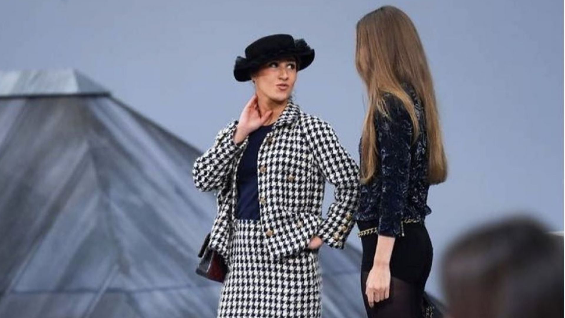 Разконспирираха жената, нахлула на подиума на ревюто на Chanel в Париж