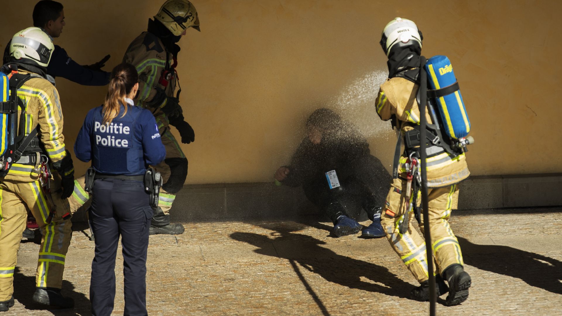 Полицията в Брюксел задържа днес около обяд мъж скандиращ обвинения
