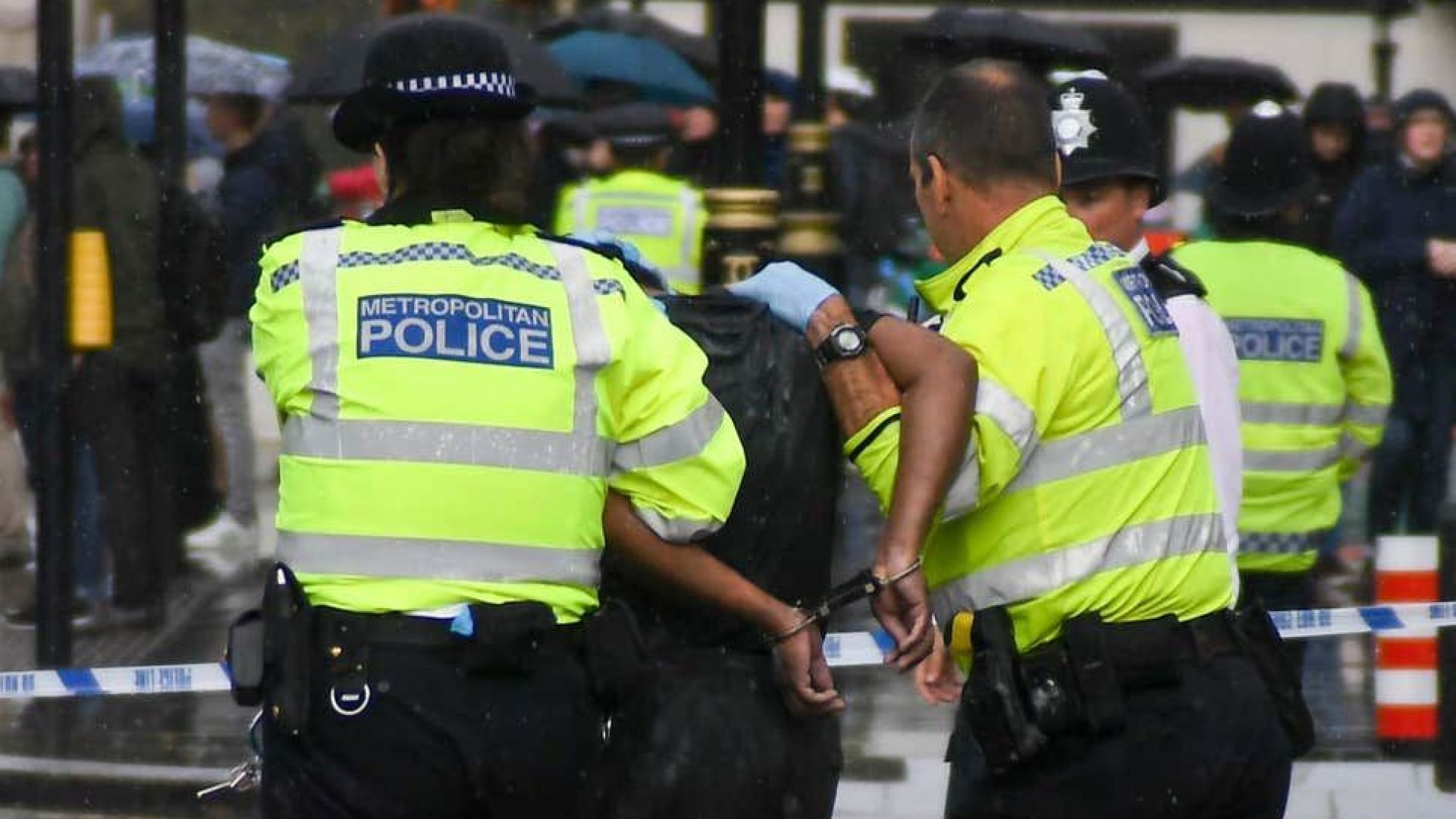 Полицията в Брюксел задържа днес около обяд мъж скандиращ обвинения