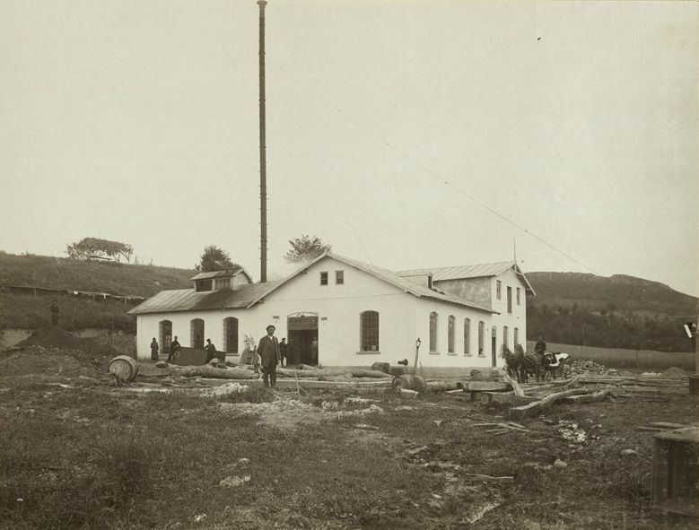 Първата фабрика на Пенчо Семов за прежди и гайтани