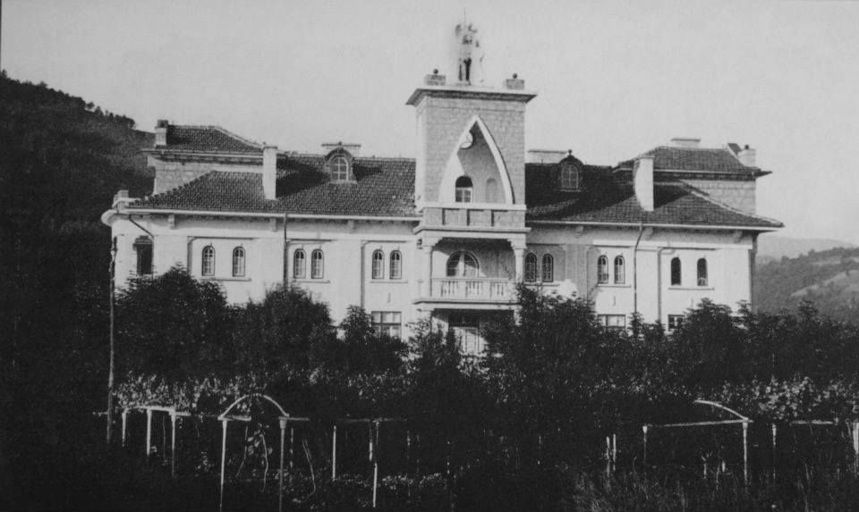 Четириетажната вила в класически стил е построена през 1928-1933 г.