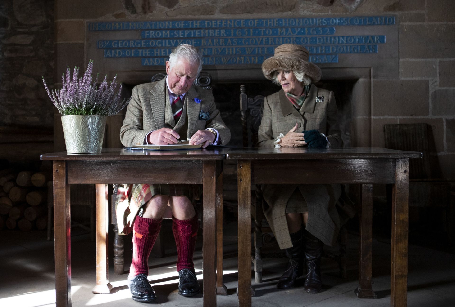 Принц Чарлз и Камила се разписват в Книгата за посещения в замъка Дънотар в Шотландия