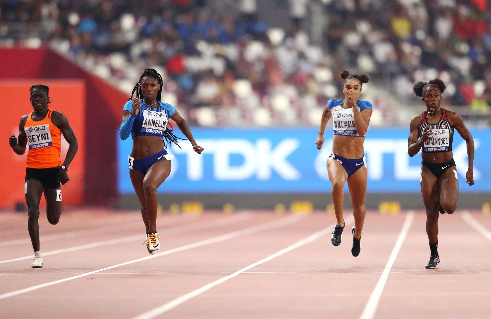 Аминату Сейни (крайната вляво) не успя да влезе във финала на 200 м