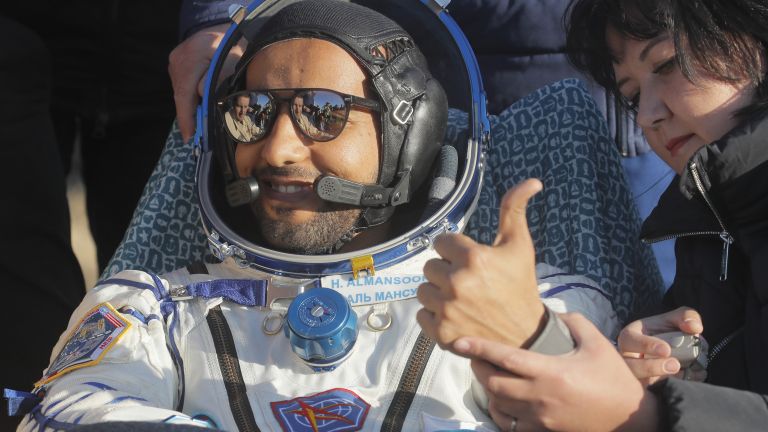 Първият космонавт на Обединените арабски емирства се върна на Земята