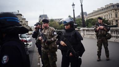Бивш служител на реда уби с нож четирима полицаи в центъра на Париж