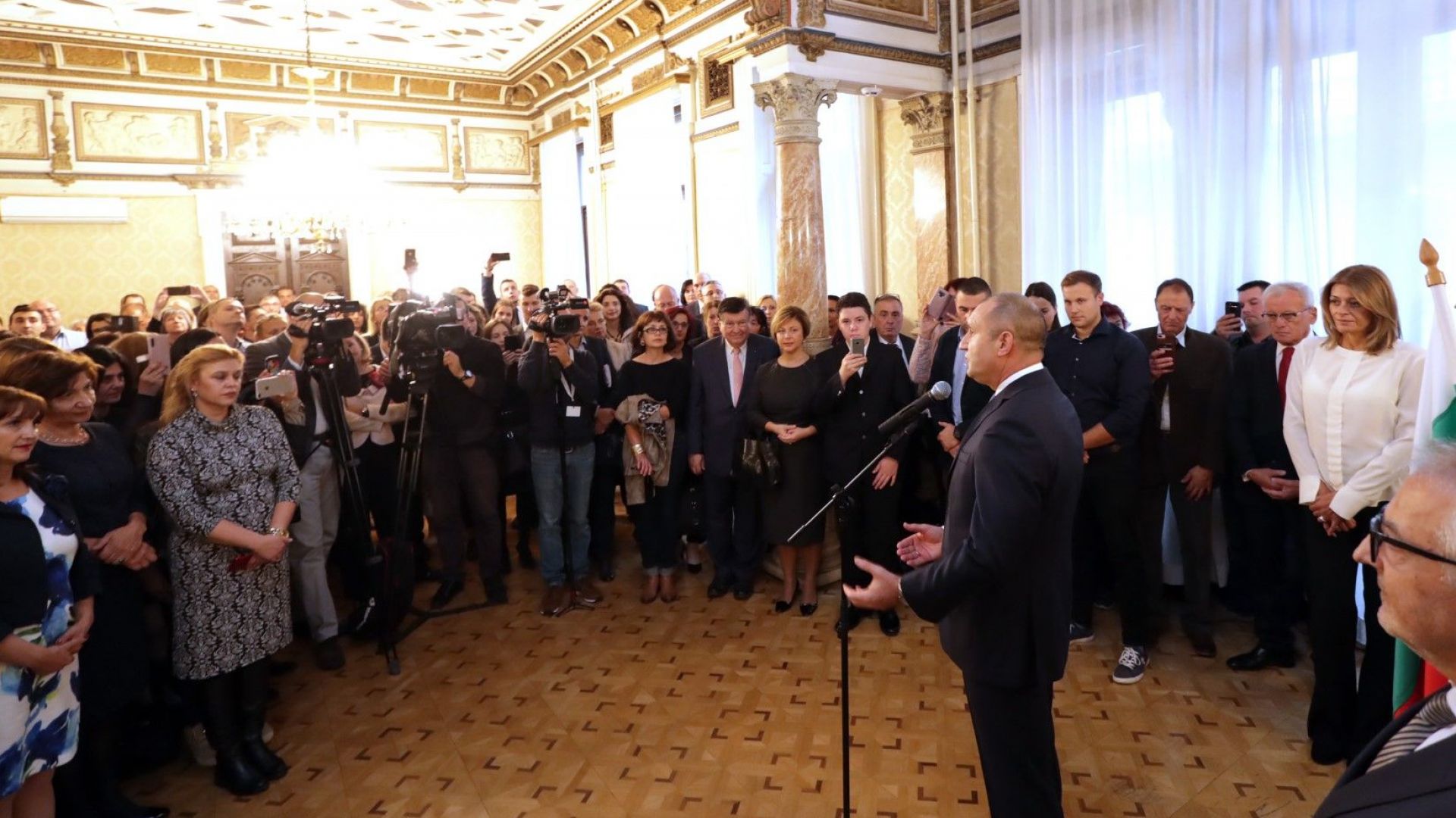 Пристигналият днес на официално посещение в австрийската столица български президент