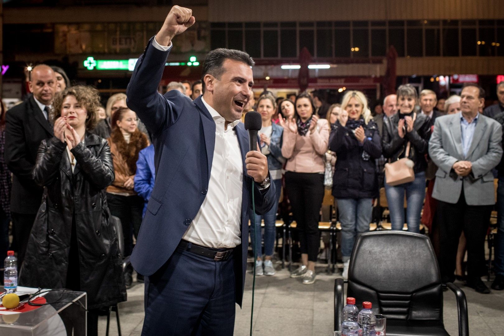 Зоран Заев ликува след референдума от 27 септември 2018 г., след който страната му смени името си на Северна Македония