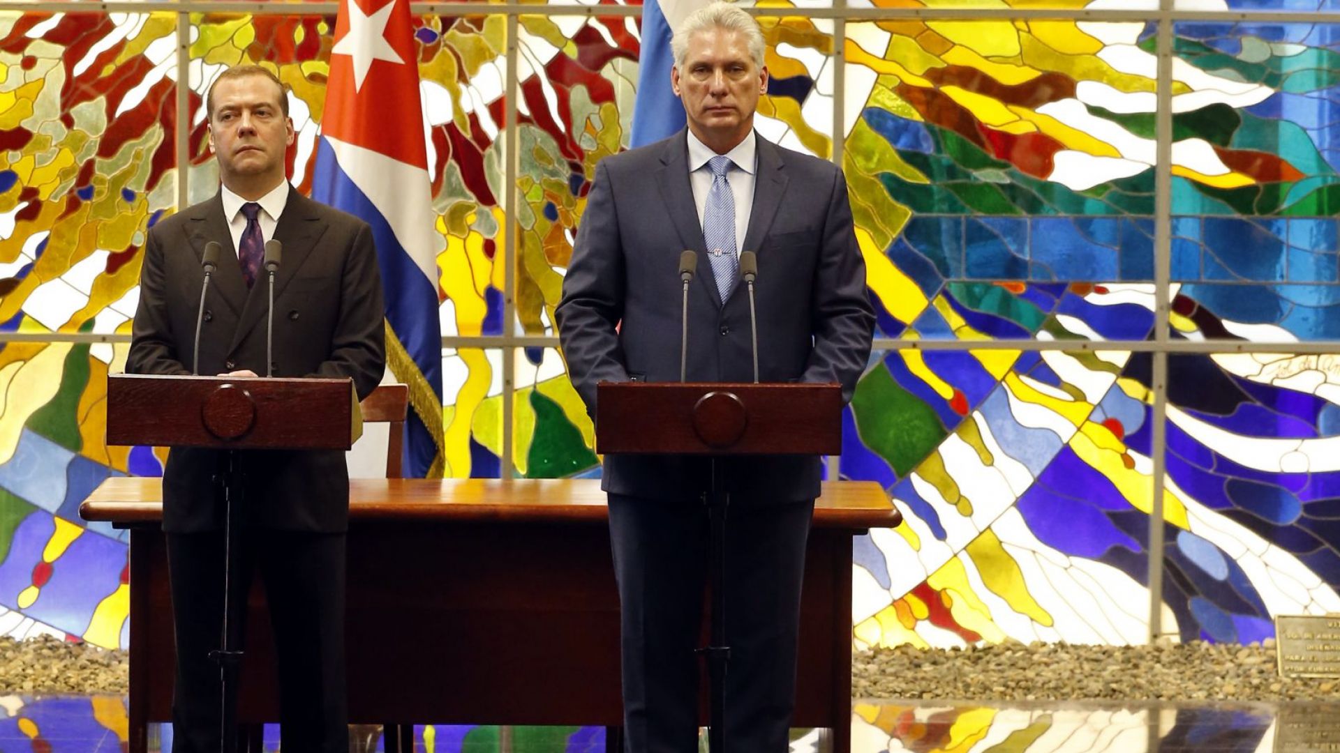 Руският премиер Дмитрий Медведев обеща на Куба че винаги може