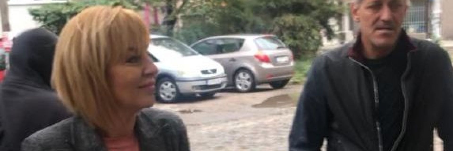 Манолова и майки от "Системата ни убива" показаха, че гишето на социалните работници е недостъпно