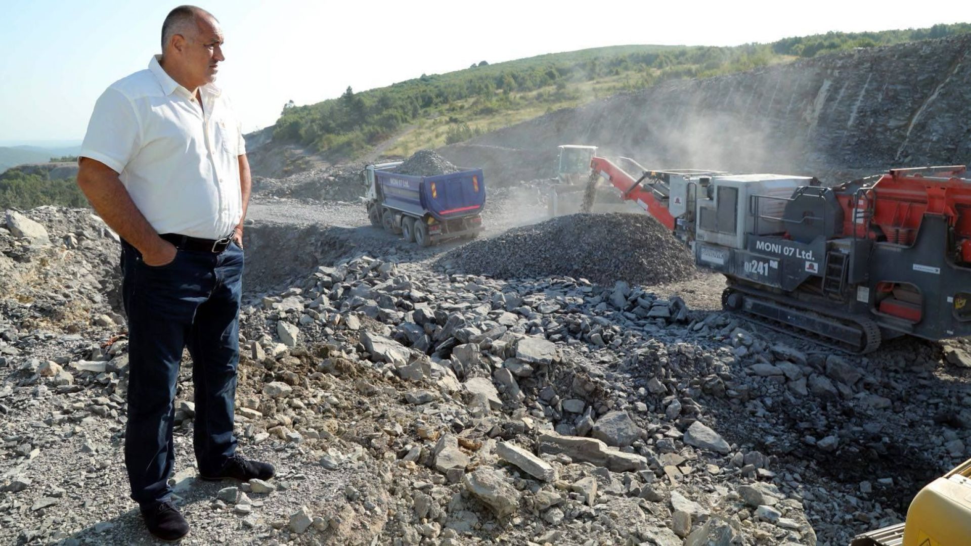 Премиерът Бойко Борисов отново се качи на джипа и тръгна на