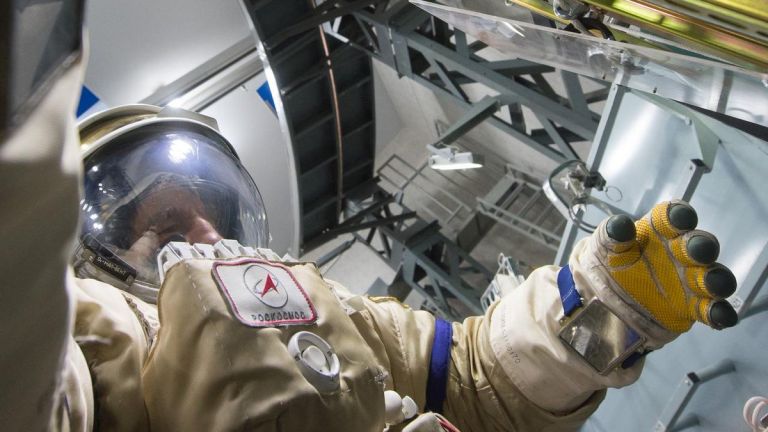 Руски космонавти: В безтегловност се спи по-добре